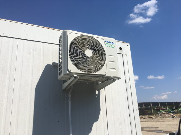 Zewnętrzna jednostka klimatyzatora KAISAI ECO zamontowana na elewacji budynku przemysłowego – instalacja wykonana przez AM KLIMA w okolicach Legionowa