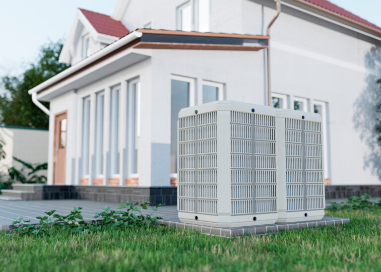 Zbliżenie na pompę ciepła podczas przeglądu serwisowego w Białobrzegach - sprawdzona instalacja grzewcza