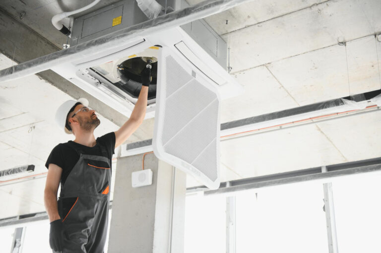Elektryk podłącza zasilanie do nowej klimatyzacji w Białobrzegach - fachowy montaż