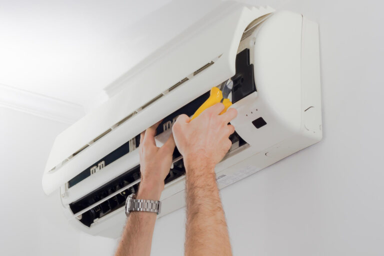 Instalator podłącza nową klimatyzację w mieszkaniu - montaż klimatyzacji Wieliszew przez AM KLIMA