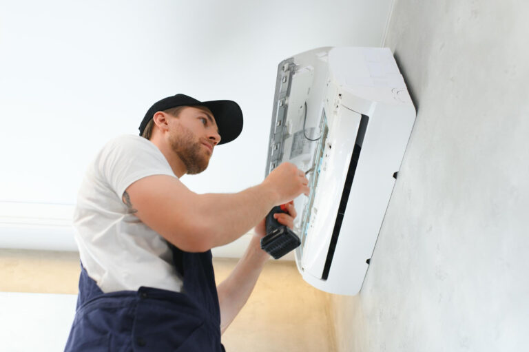 Instalator wykonuje czyszczenie i serwis klimatyzacji w domu klienta z Białobrzegów